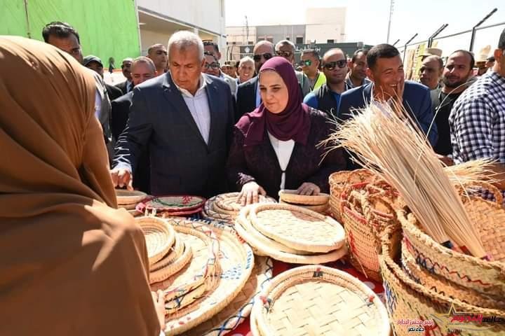 وزيرة التضامن الاجتماعي تتفقد معرض الأسر المنتجة بقرية عثمان بن عفان بالفرافرة 1 وزيرة التضامن الاجتماعي تتفقد معرض الأسر المنتجة بقرية عثمان بن عفان بالفرافرة
