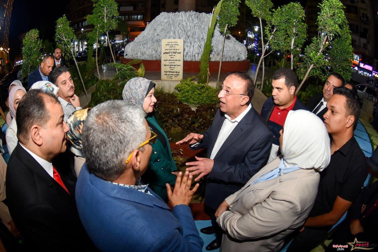 محافظ الإسكندرية يفتتح النصب الفني بدوران نقطة الأنفوشي وأعمال تطوير ورفع كفاءة ميدان الفنادق بالمنشية بنطاق حي الجمرك