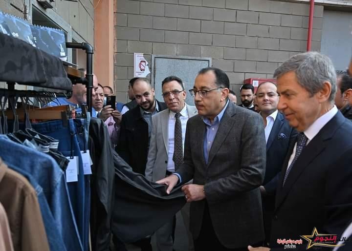 رئيس الوزراء يتفقد مصنع "الشركة الرباعية فورتكس للنسجيات" بمدينة السادات 4 رئيس الوزراء يتفقد مصنع "الشركة الرباعية فورتكس للنسجيات" بمدينة السادات