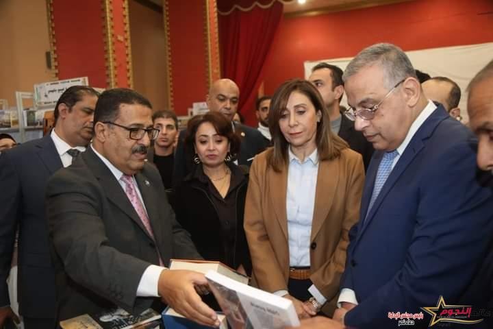 وزيرة الثقافة ومحافظ سوهاج يفتتحان معرِض الكتاب الأول بمحافظة سوهاج 4 وزيرة الثقافة ومحافظ سوهاج يفتتحان معرِض الكتاب الأول بمحافظة سوهاج