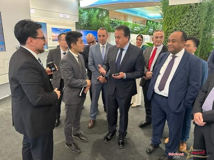 وزير الصحة يزور مركز عمليات شركة هواوي بـ«الصين» 