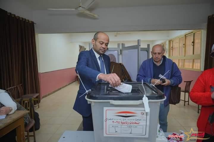 رئيس البورصة المصرية يدلي بصوته في الانتخابات الرئاسية
