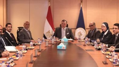 وزير السياحة والآثار يلتقي بوفد من أعضاء هيئة التدريس والدراسين بكلية الدفاع الوطني الإماراتية 