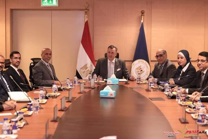 وزير السياحة والآثار يلتقي بوفد من أعضاء هيئة التدريس والدراسين بكلية الدفاع الوطني الإماراتية 