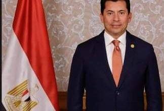وزير الشباب والرياضة يُقدم التعازي في وفاة زوجة محافظ البحر الأحمر
