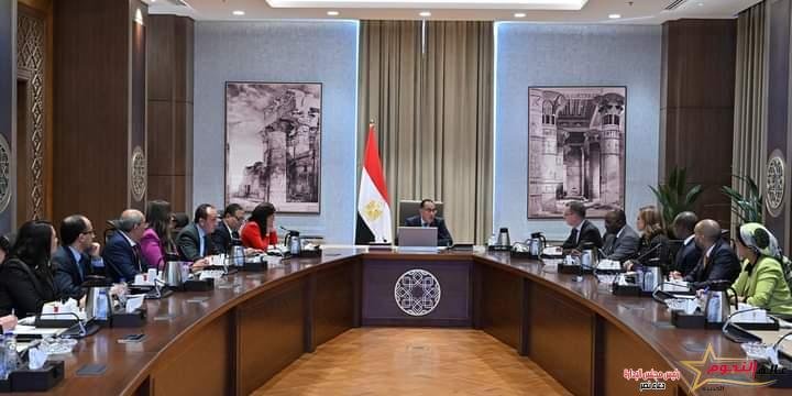 رئيس الوزراء يلتقي وفد مؤسسة التمويل الدولية لمتابعة مستجدات الدراسات الاستشارية بشأن برنامج الطروحات