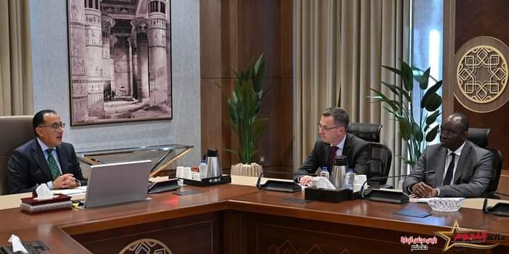 رئيس الوزراء يلتقي وفد مؤسسة التمويل الدولية لمتابعة مستجدات الدراسات الاستشارية بشأن برنامج الطروحات