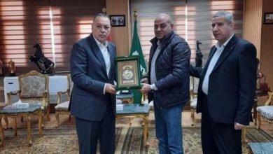 محافظ الشرقية يُكرم وكيل أول وزارة التربية والتعليم بمنحه شهادة تقدير وشعار المحافظة