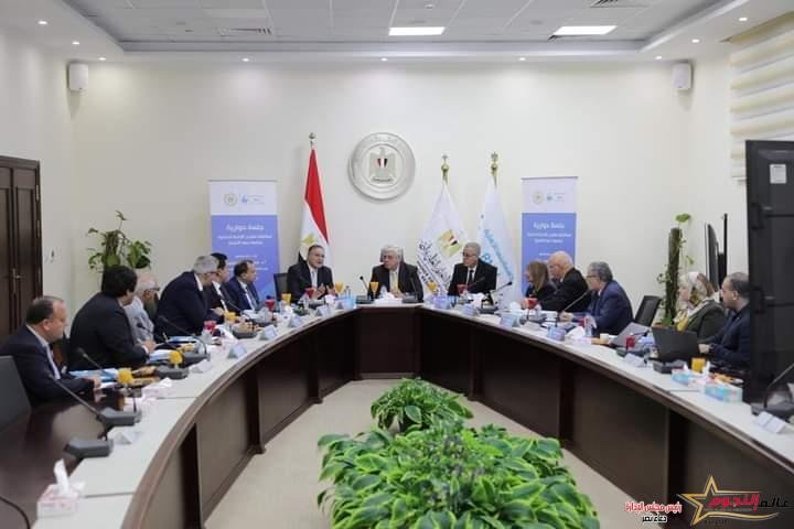وزير التعليم العالي يترأس جلسة حوارية لمناقشة اللائحة الداخلية لجامعة بنها الأهلية