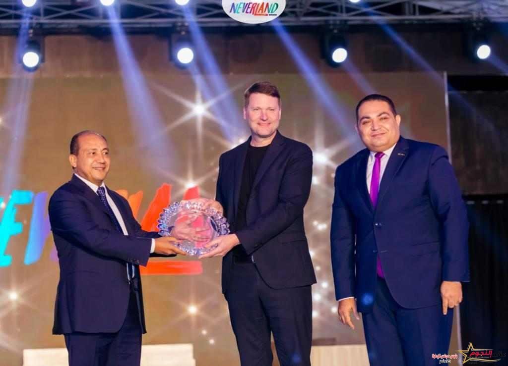 على هامش حفل ترويج السياحة المصرية بالغردقة.. كامل أبو على يكرم alltours العالمية 