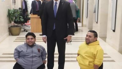 وزير العمل يستقبل مواطنًا من "ذوي الهمم"..وإستجابة فورية بتوفير فرصة عمل له 