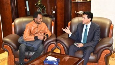 وزير الشباب والرياضة يكرم الطالب الغيني الذي قدم إلى مصر على الدراجة الهوائية للالتحاق بجامعة الأزهر