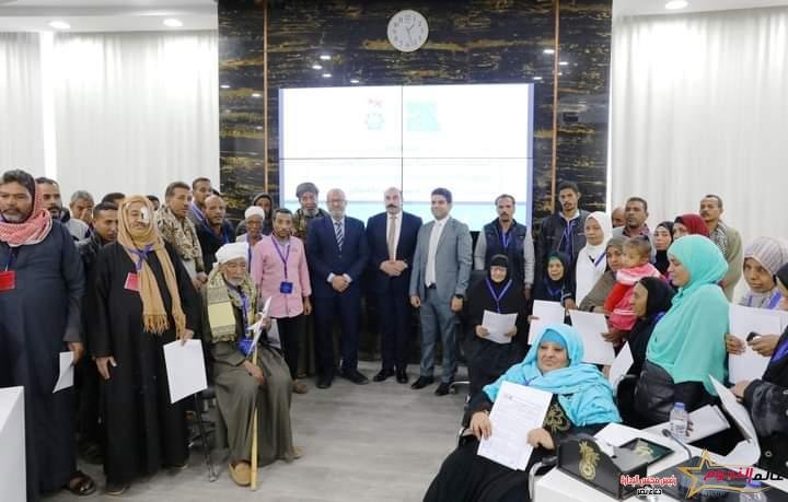 محافظ أسوان و"مصر الخير" يسلمان عقود الوحدات السكنية للأسر الأولى بالرعاية المتضررين من السيول 1 محافظ أسوان و"مصر الخير" يسلمان عقود الوحدات السكنية للأسر الأولى بالرعاية المتضررين من السيول