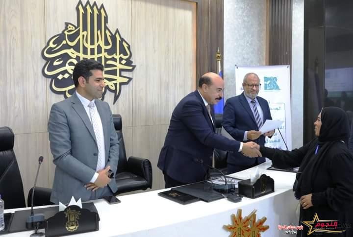 محافظ أسوان و"مصر الخير" يسلمان عقود الوحدات السكنية للأسر الأولى بالرعاية المتضررين من السيول 2 محافظ أسوان و"مصر الخير" يسلمان عقود الوحدات السكنية للأسر الأولى بالرعاية المتضررين من السيول