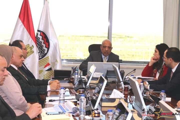 عصمت يستعرض الجدول الزمني لبدء تشغيل المصانع تجريبيا في إطار المشروع القومي لتطوير صناعة الغزل والنسيج
