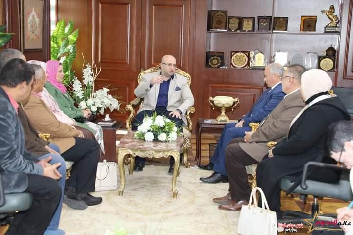 محافظ بني سويف يلتقي وفداً من النقابة العامة للعاملين بالخدمات الصحية 2 محافظ بني سويف يلتقي وفداً من النقابة العامة للعاملين بالخدمات الصحية