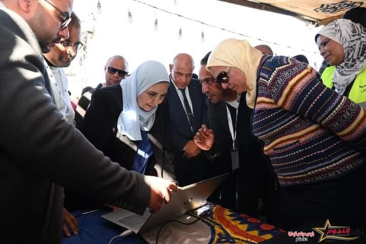 القباج والداودي يطلقان قافلة وزارة التضامن الاجتماعي"بالوعي مصر بتتغير للأفضل" بمحافظة قنا 3 القباج والداودي يطلقان قافلة وزارة التضامن الاجتماعي"بالوعي مصر بتتغير للأفضل" بمحافظة قنا