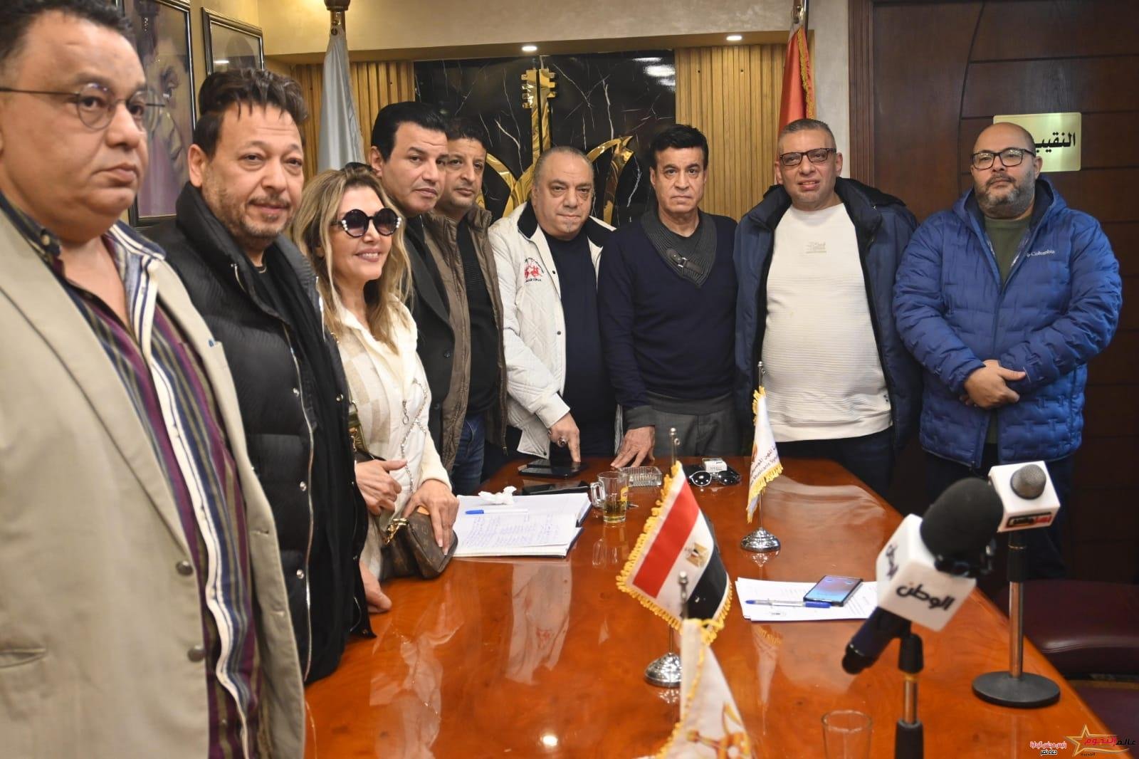 "كلنا بنحبك" و"نقيب الغلابة" هتافات داخل نقابة الموسيقيين تطالب برجوع مصطفى كامل عن قرار استقالته 2 "كلنا بنحبك" و"نقيب الغلابة" هتافات داخل نقابة الموسيقيين تطالب برجوع مصطفى كامل عن قرار استقالته