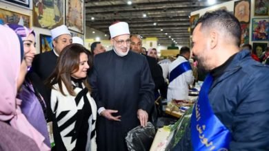 وزيرة الهجرة تتفقد جناح الأزهر الشريف بمعرض القاهرة الدولي للكتاب