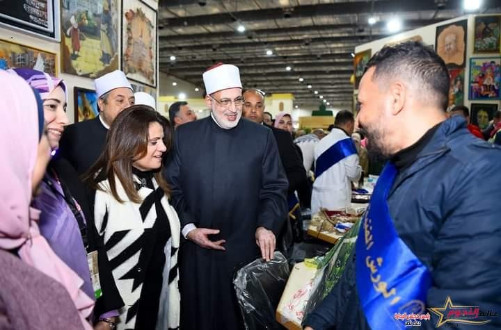 وزيرة الهجرة تتفقد جناح الأزهر الشريف بمعرض القاهرة الدولي للكتاب