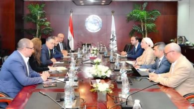وزيرة البيئة تلتقى الرئيس التنفيذي للهيئة العامة للاستثمار لبحث طرح عدد من الفرص الإستثمارية فى مجال البيئة والمناخ 