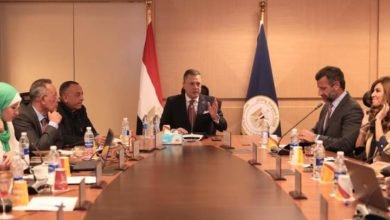 وزير السياحة والآثار يبحث سبل التعاون مع مسئولي شركة META العالمية