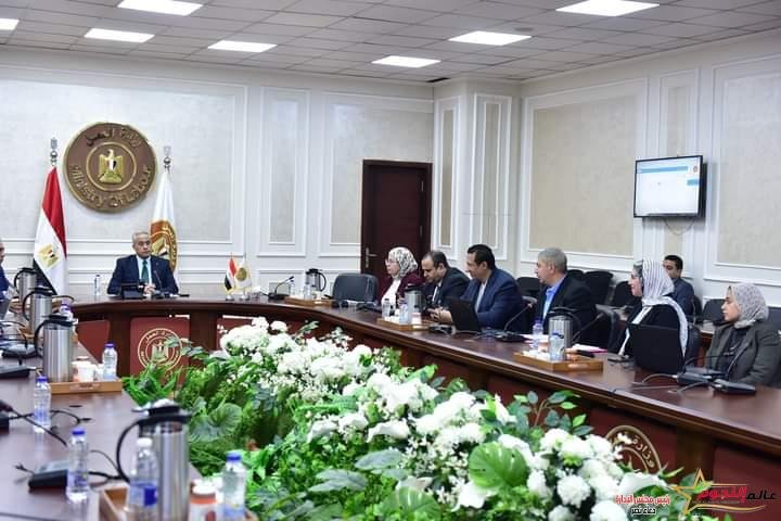 وزير العمل يلتقى الإدارة المختصة بالتحول الرقمي