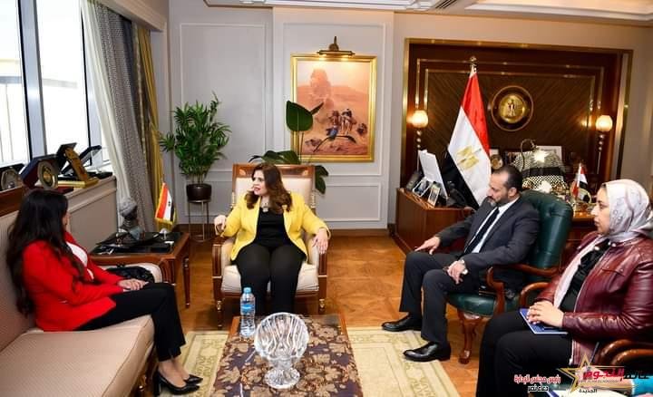 وزيرة الهجرة تلتقي مدير برامج المسئولية المجتمعية في "توتال"