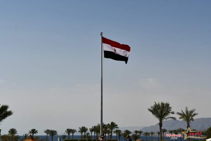 محافظ جنوب سيناء يرفع العلم المصري على طابا في الذكرى 35