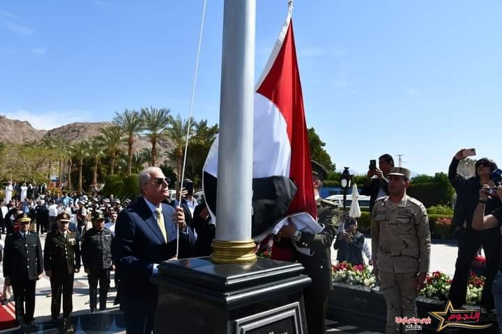 محافظ جنوب سيناء يرفع العلم المصري على طابا في الذكرى 35