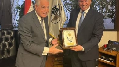 محافظ جنوب سيناء يكرم رئيس مجلس اداره شركه طيران خدمات البترول الجويه