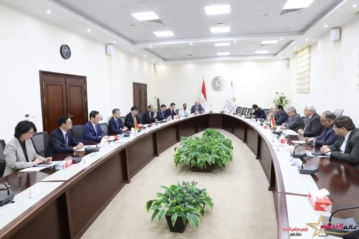 عاشور يستقبل وفد جامعة نانجينغ الطبية الصينية والسفير الصيني لبحث سُبل التعاون المشترك 2 عاشور يستقبل وفد جامعة نانجينغ الطبية الصينية والسفير الصيني لبحث سُبل التعاون المشترك