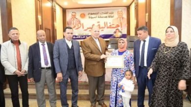 محافظ أسيوط وأمين حزب الشعب الجمهوري بالمحافظة يشهدان حفل تكريم الأمهات المثاليات وبعض أمهات الشهداء