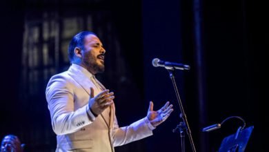 رامي عياش.. يفاجئ الجمهور فى أحدث حفلاته بالغناء بدون ميكروفون ============== أجواء عالمية عاشها الجمهور اللبنانى مع فعاليات الحفل الغنائى الساحر الذى أحياه البوب ستار رامي عياش في كازينو لبنان، وسط حضور جماهيري كبير، كانوا على موعد مع حفل مختلف، وكانت من بين الحضور، زوجته مصممة الأزياء السيدة داليدا عياش، التى دائما تسانده وتدعمه فى خطواته، وأيضا بحضور الإعلامية اللبنانية منى أبو حمزة، التى قدمت النجم رامى عياش بكلمات مؤثرة استعرضت فيها مسيرته ومشواره الفنى. كما ظهرت فرقته بالزي الأبيض الذي تم اعتماده في حفلات رامي الأخيرة إذ يعتبر أول من أطلق هذا التريند في الوطن العربي واستمر به في جميع حفلاته. قدم رامى نخبة من أشهر أغنياته، قرابة الساعتين، وفاجأ الجميع بغنائه موال "وجهك يا حلو" وصوته ملأ المسرح وسط تفاعل الحضور وإعجابهم بما قدمه بدون ميكروفون. ومن ناحية أخرى، يلتقي رامي عياش بجمهوره العربي في العاصمة الفرنسية باريس، حيث يُحيِّ حفلاً غنائياً ضخماً في كازينو باريس في الرابع والعشرين من مايو القادم.