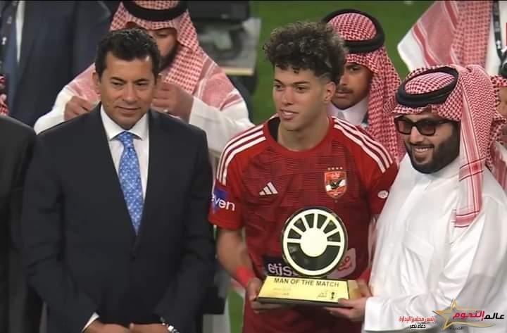 وزير الشباب والرياضة يُسلم كأس مصر إلي النادي الأهلي بعد فوزه علي الزمالك