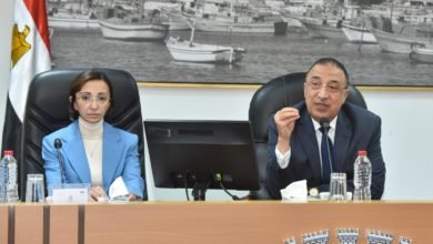 محافظ الإسكندرية يلتقي بائعي الكتب لإطلاعهم على طرق التعاقد على الباكيات المخصصة لهم بمشروع تطوير شارع النبي دانيال بنظام حق الانتفاع