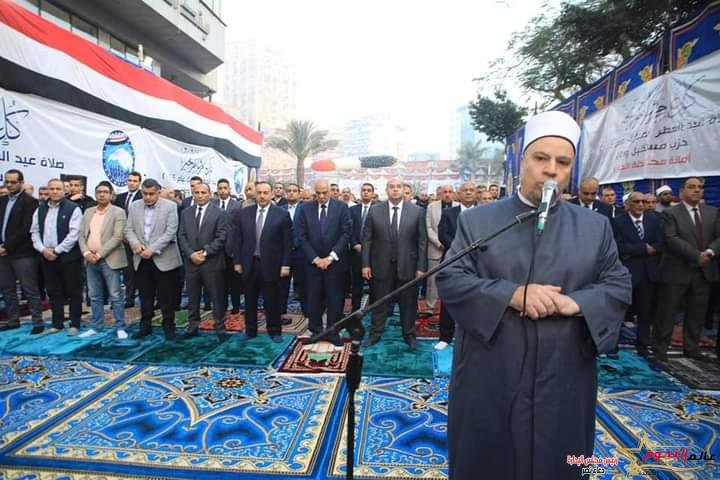 محافظ الجيزة يؤدى صلاة عيد الفطر المبارك بساحة مسجد مصطفى محمود بحى الدقى