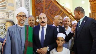 محافظ أسوان يؤدى صلاة عيد الفطر المبارك بمسجد بدر بالطابية