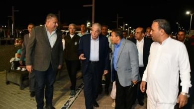 محافظ جنوب سيناء يتجول سيرا على الأقدام بمدينة طور سيناء لتقديم التهنئة للمواطنين بعيد الفطر
