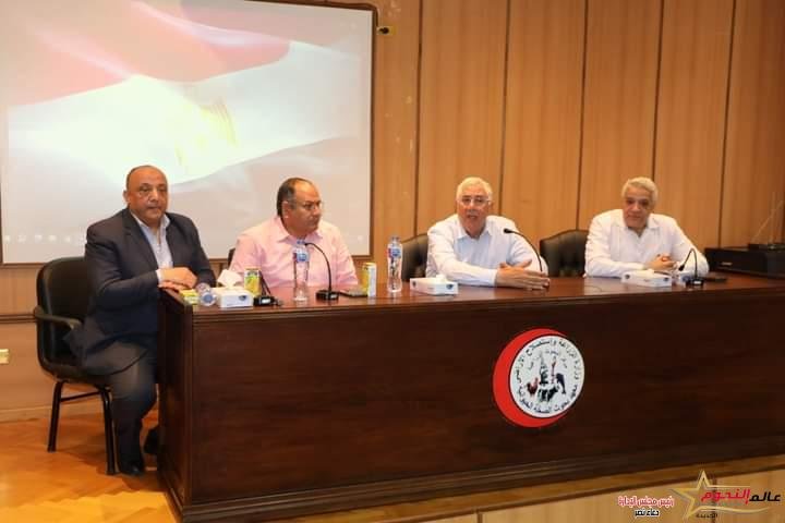 وزير الزراعة يلتقي بالباحثين في معامل معهد صحة الحيوان والمبيدات 2 وزير الزراعة يلتقي بالباحثين في معامل معهد صحة الحيوان والمبيدات