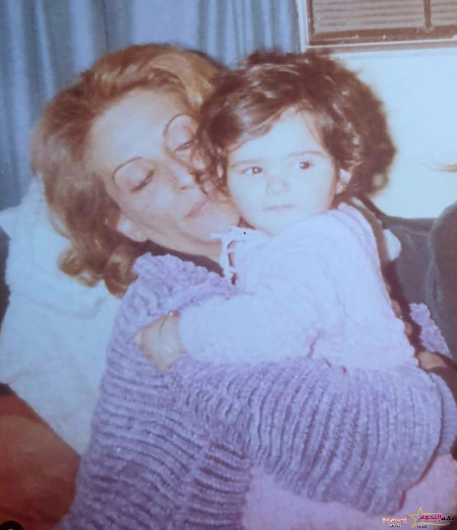 دنيا عبد العزيز تحرص على ذكرى وفاة والدتها