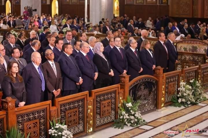 وزير شئون المجالس النيابية يحضر قداس عيد القيامة المجيد