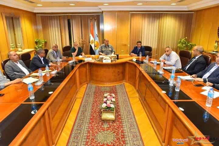 محافظ أسيوط يناقش الاستعدادات النهائية لتطبيق قانون التصالح الجديد ويكلف قيادات المحافظة بالمتابعة الميدانية