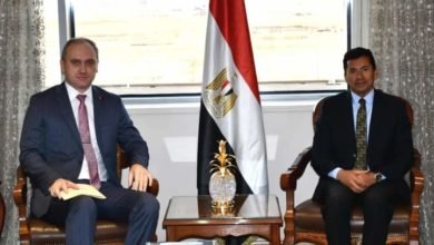 وزير الشباب والرياضة يلتقي سفير بيلاروسيا لبحث مجالات التعاون المشترك