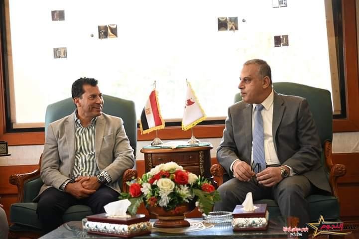 وزير الشباب والرياضة يصل محافظة سوهاج لتفقد المنشآت الشبابية والرياضية