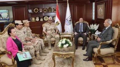 محافظ بني سويف ومدير جمعية المحاربين يُكرّمان 50 من أسر شهداء القوات المسلحة ومصابي العمليات الحربية