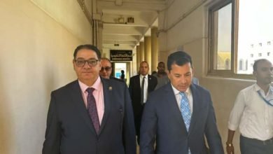 وزير الرياضة يزور "حمامة" لاعب منتخب مصر ونجم السبعينات السابق 