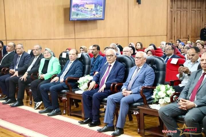 وزير التربية والتعليم ومحافظ بورسعيد يعقدان اجتماعاً مع مديرى الإدارات التعليمية لاستعراض خطة وإنجازات المحافظة