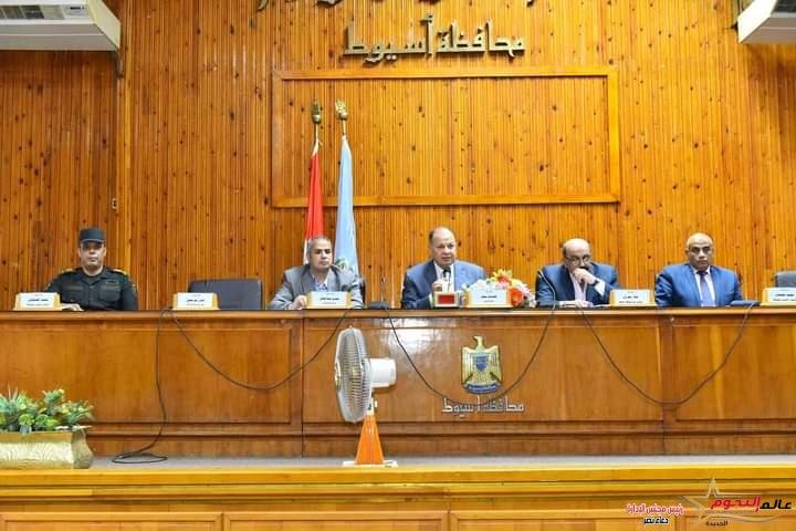 محافظ أسيوط يترأس جلسة المجلس التنفيذي للمحافظة لشهر مايو ويعلن تخصيص بعض قطع أراضي لإنشاء مدارس عليها
