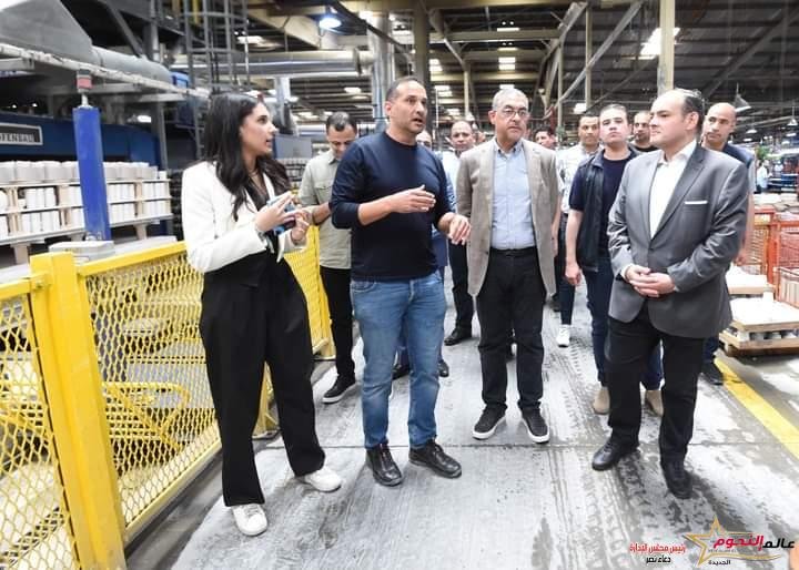 وزير التجارة والصناعة يزور مصانع الشركة المصرية الألمانية لصناعة البورسلين